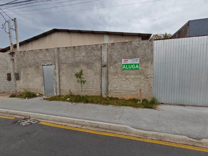 BARRACÃO EM PINHAIS